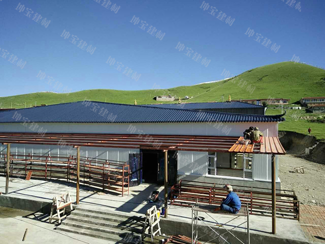 樹脂瓦和彩鋼做屋頂哪個好