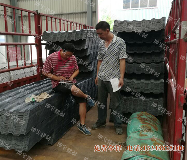 25000米坤寶樹脂瓦正在裝車 將用于貴州長順縣新建安置房屋面