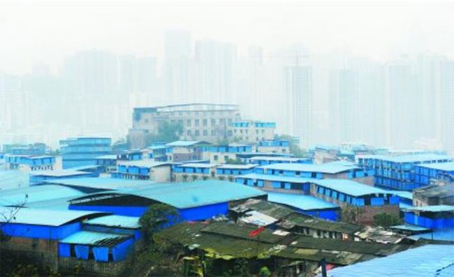 PVC塑鋼瓦掩映下的藍(lán)色村落卻是違章建筑