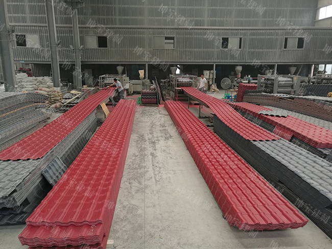 年關(guān)將近,樹脂瓦廠家加班加點趕生產(chǎn)