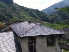 這個(gè)樹脂瓦安裝工不得了，安裝技術(shù)吊炸天！