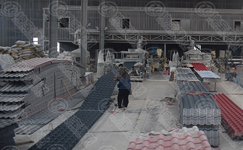 合成樹脂瓦生產流程,咱們坤寶領導親自帶領客戶參觀