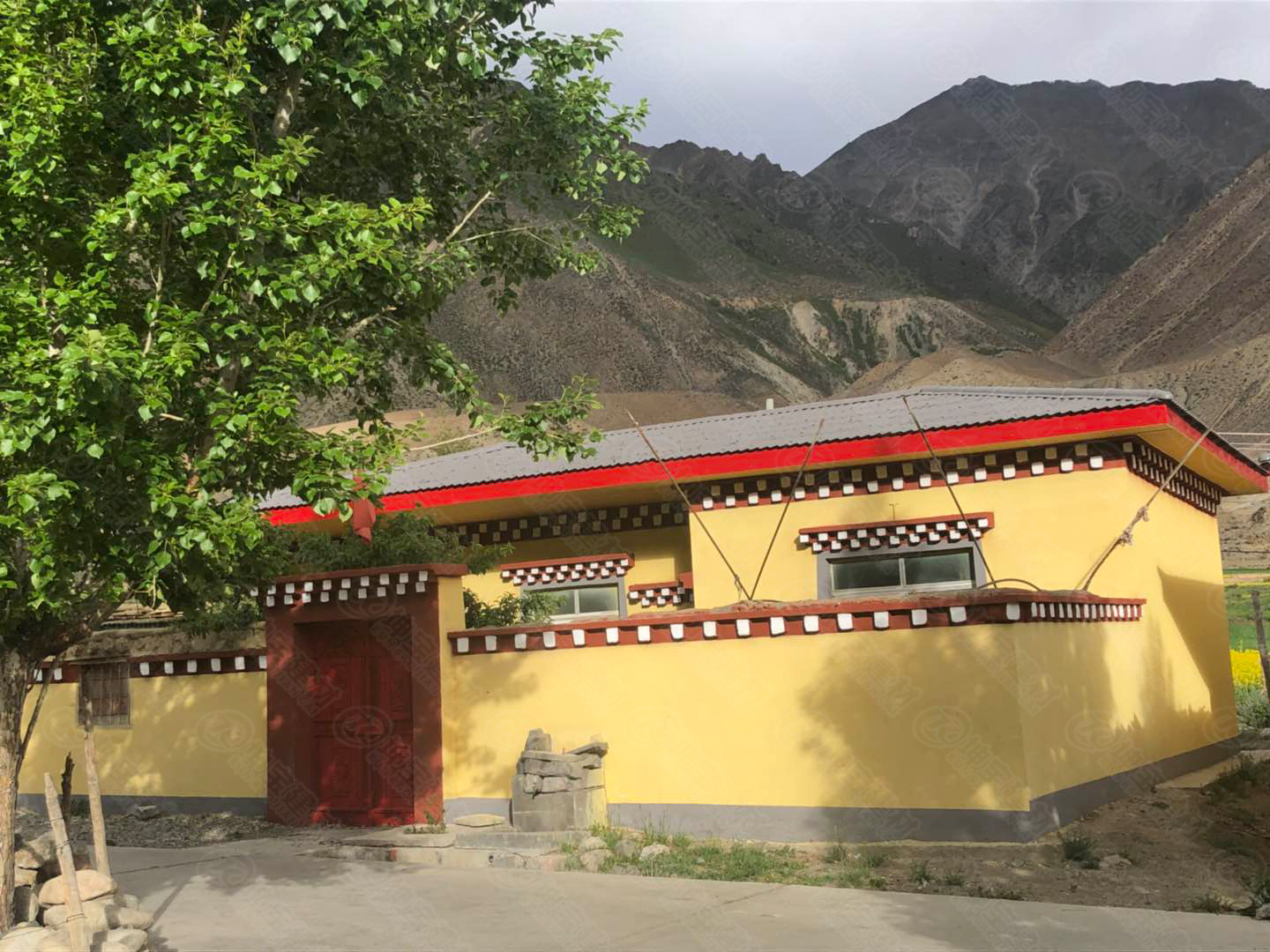 「疊層樹脂瓦」在西藏,沿途處處可見藏居特色新生活