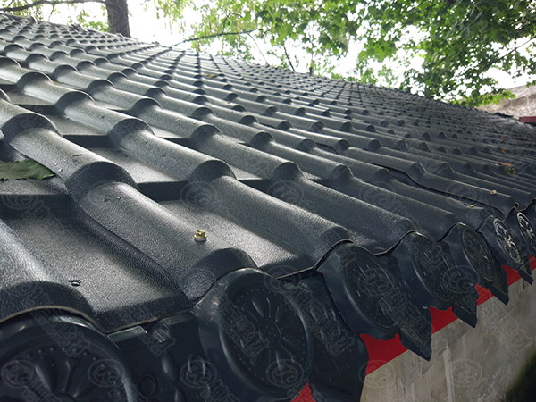 屋頂上的合成樹脂瓦為什么會有響聲?