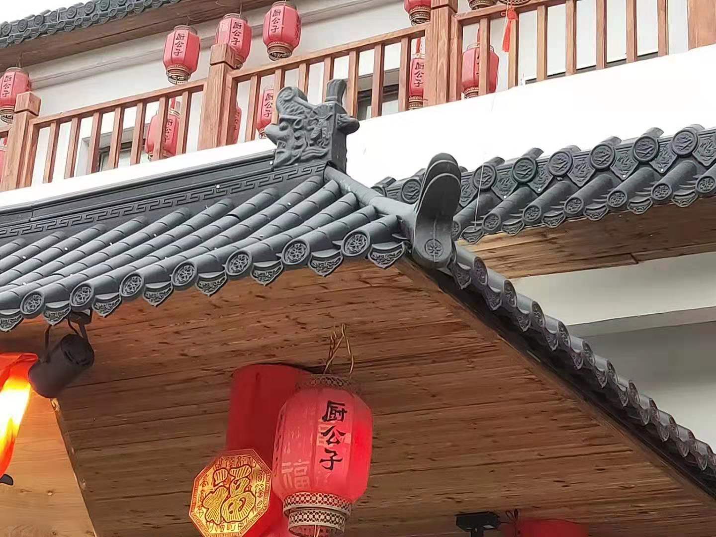 輕質室內仿古一體瓦,讓火鍋店門頭裝飾更加復古特色