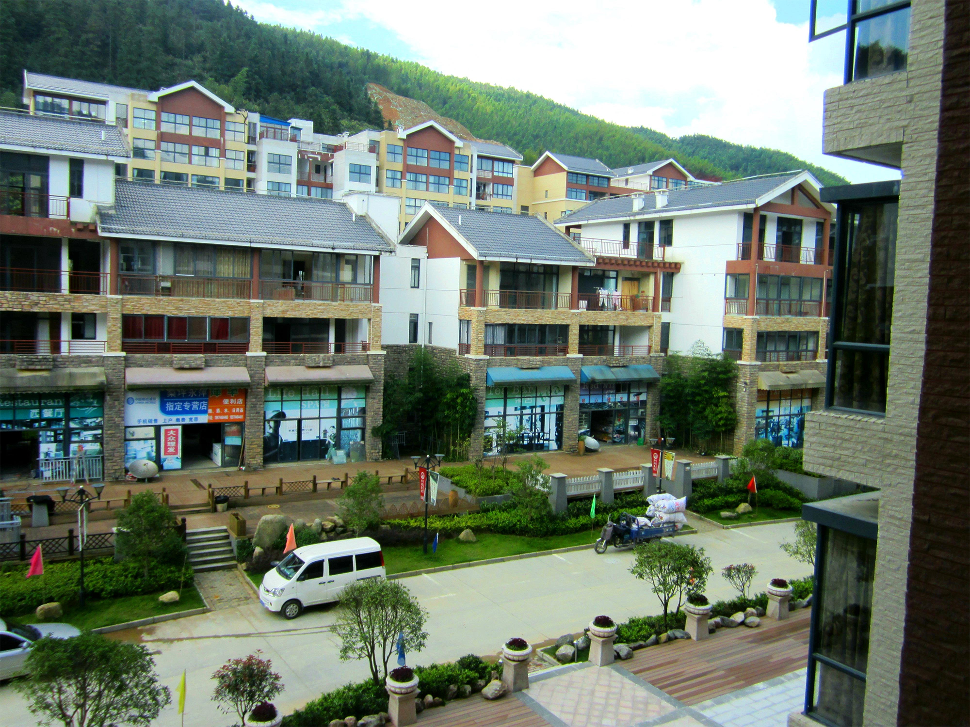 合成樹(shù)脂瓦街道 合成樹(shù)脂瓦街道