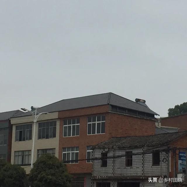 農(nóng)村自建房坡屋頂,用琉璃瓦還是樹脂瓦?看看內(nèi)行人的經(jīng)驗分享