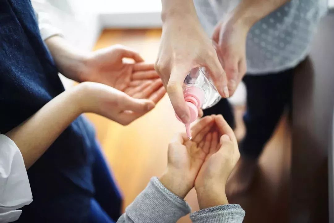 一圖看懂人群選用口罩!消毒液的正確使用方式?坤寶是認真的!