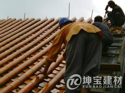 農(nóng)村屋頂蓋琉璃瓦的坡度多少?多少錢一塊?安裝步驟是什么? 農(nóng)村屋頂蓋琉璃瓦的坡度多少?多少錢一塊?安裝步驟是什么?