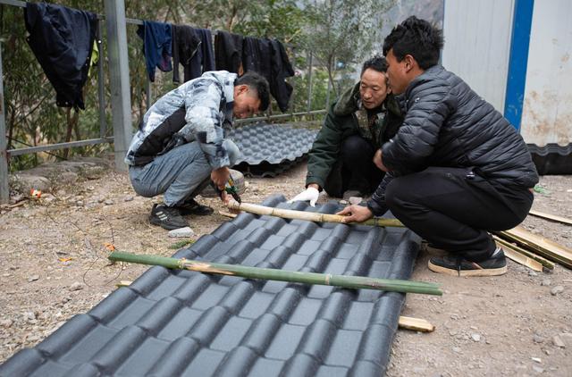 “懸崖村”的年輕人回來蓋樹脂瓦民宿