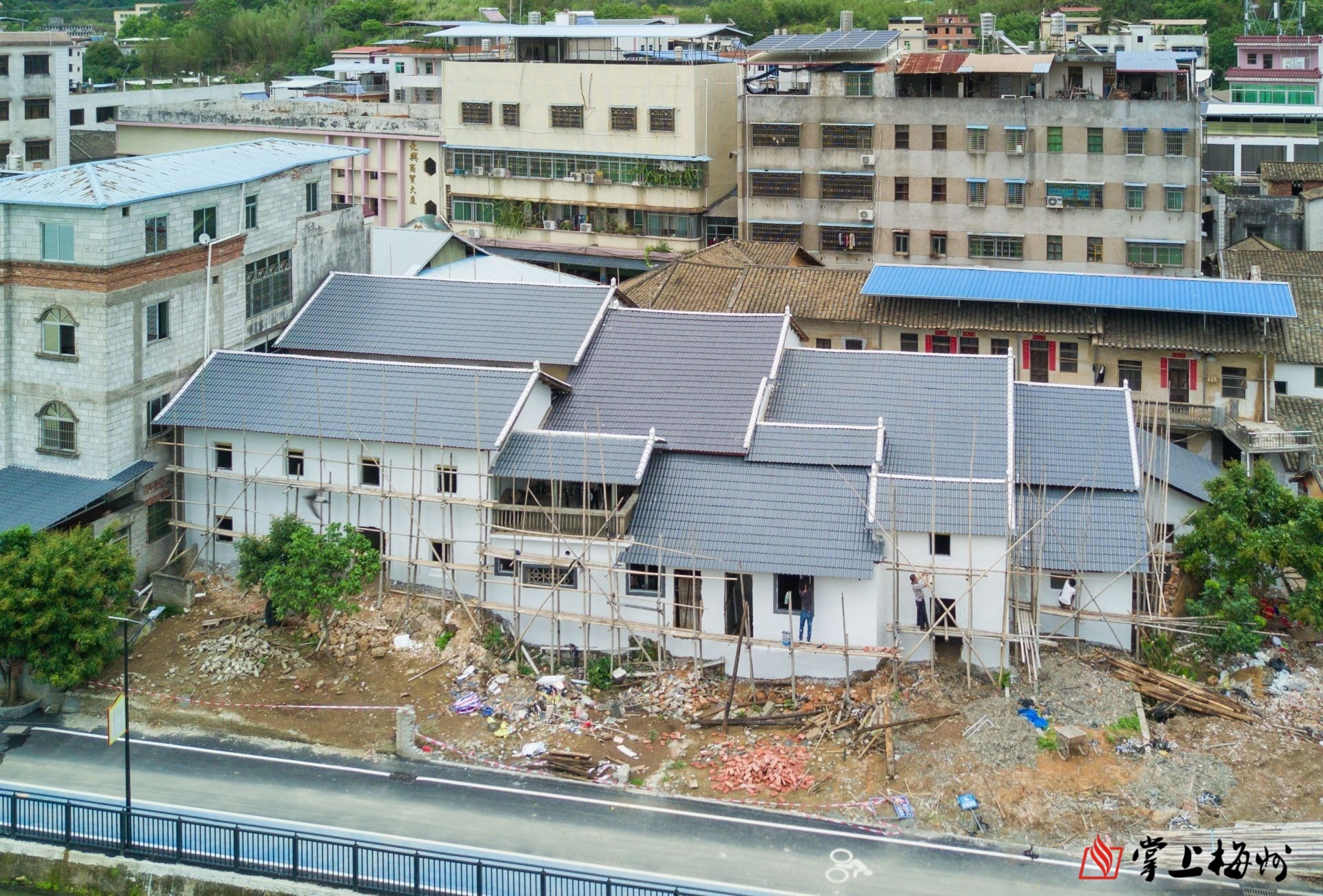 ↑村民將自家墻體粉刷一新,屋頂鐵皮瓦更換成樹脂瓦。(林翔 攝)